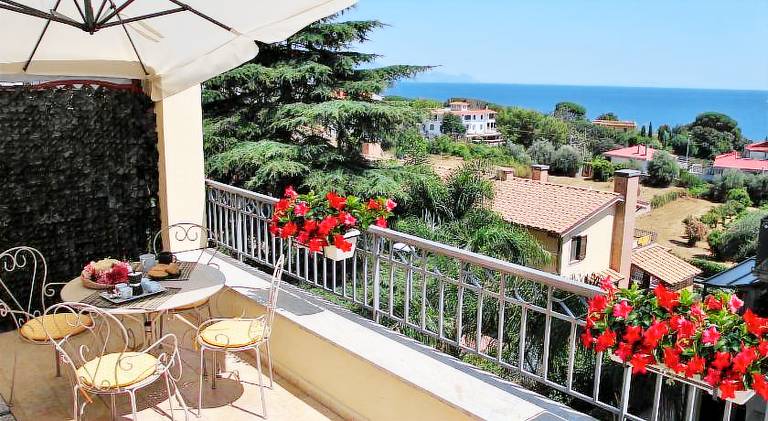 Apartment with 2 rooms for 4 persons in Latina