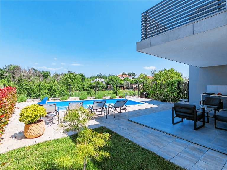 Fully equipped vacation home with garden, private pool & grill | Dogs allowed — photo 2