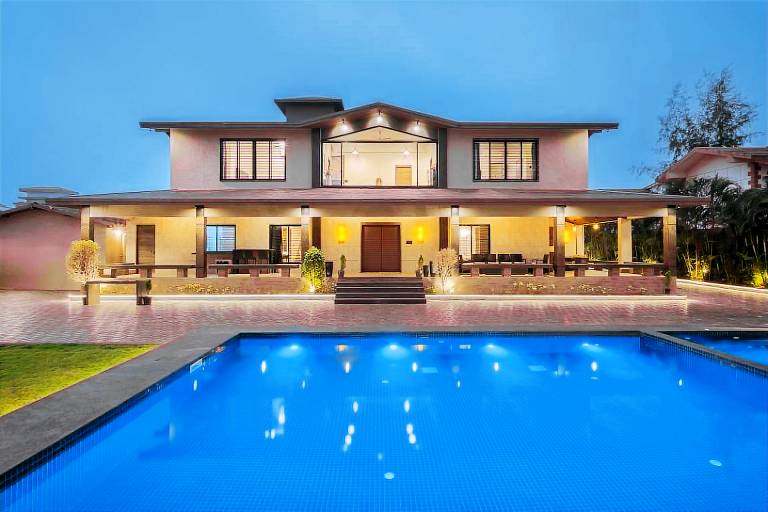 Vacation home with garden & pool in Khandala