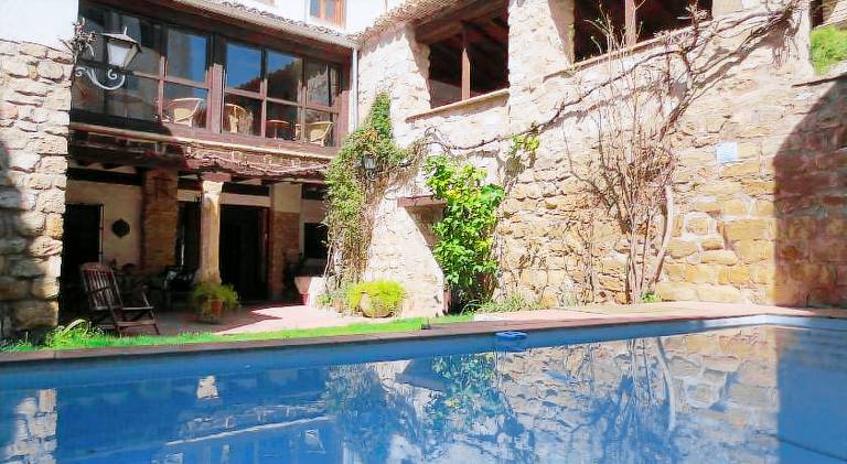 Lovely holiday apartment with patio, yard & pool | Pets allowed — photo 3