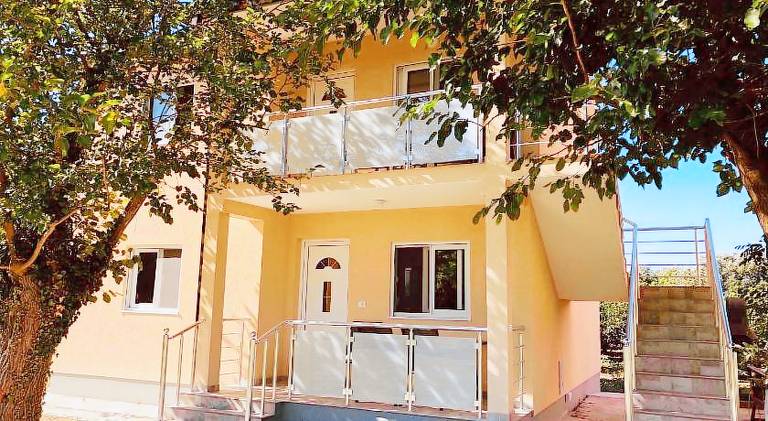 Apartment with terrace, grill & yard — photo 5