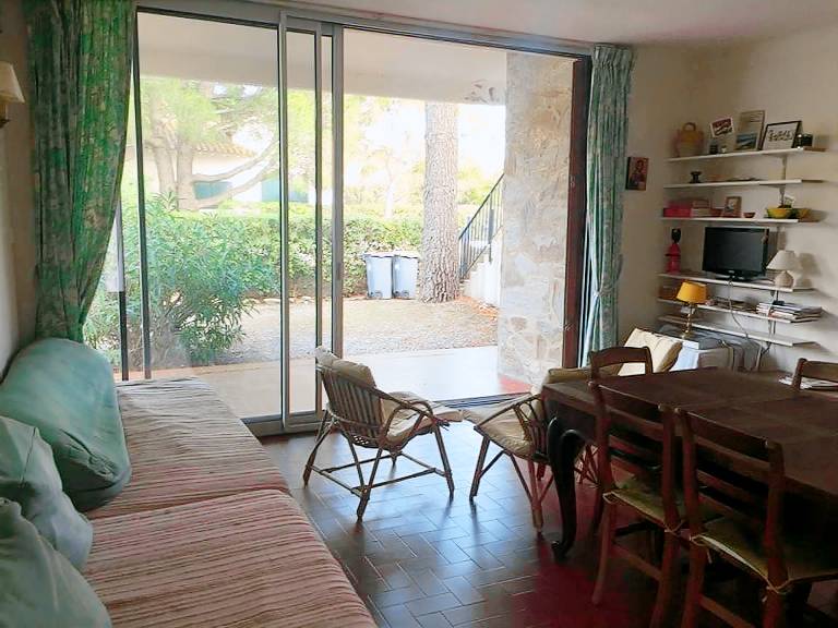 Apartment with yard — photo 2