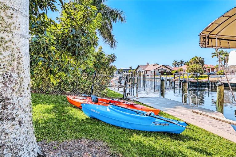 Family-friendly big vacation home with garden, private pool & barbeque | River view | Pet-friendly — photo 5