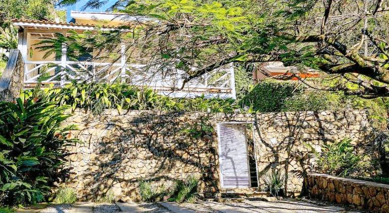 Vacation home with barbeque, jacuzzi & patio in Ilhabela