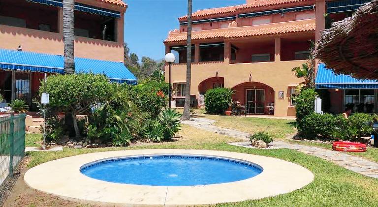House with pool — photo 3