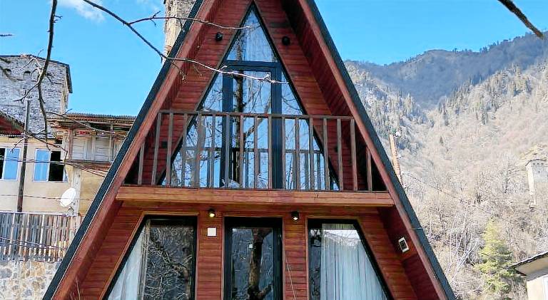 Domek w stylu alpejskim Mestia