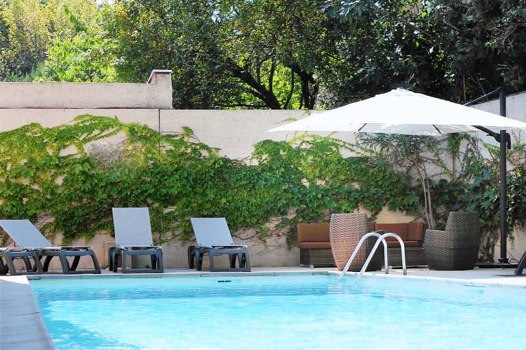 Holiday apartment with terrace & pool in Meyreuil