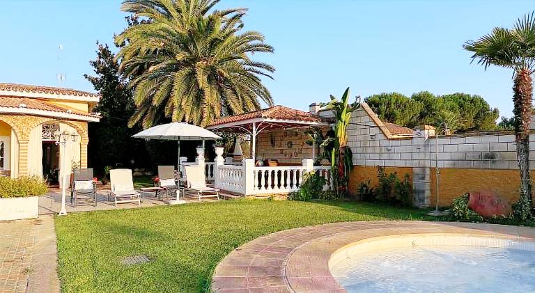 Vacation home with pool — photo 3