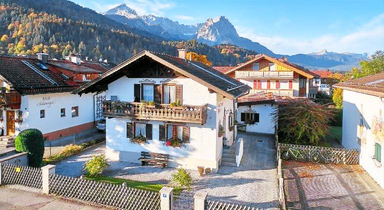 Holiday apartment with patio in Garmisch-Partenkirchen