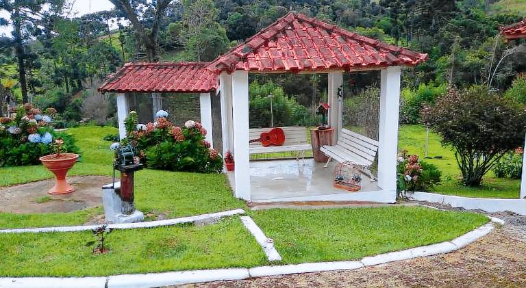 Lodge with pool, patio & garden in Cunha