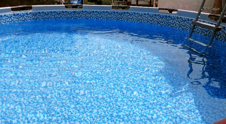 Holiday apartment with patio, pool & grill — photo 4