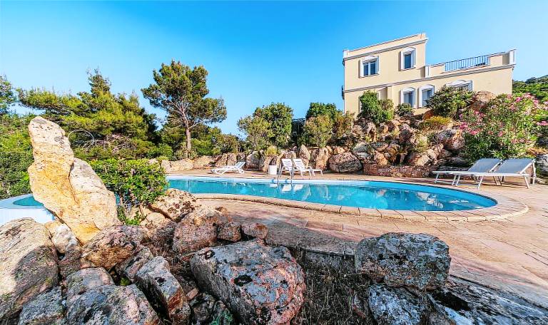 Villa with BBQ, pool & yard | Garden view | Suitable for remote work — photo 3