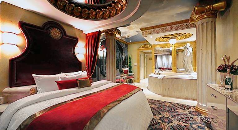 Fantasyland Hotel — photo 2
