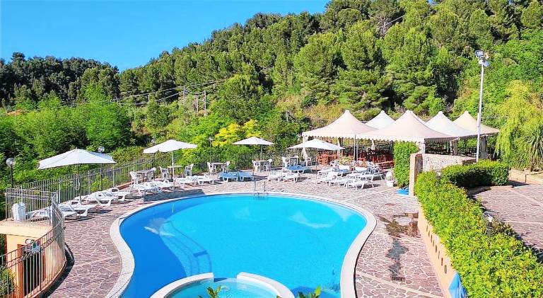 Vacation home with terrace, jacuzzi & pool — photo 2