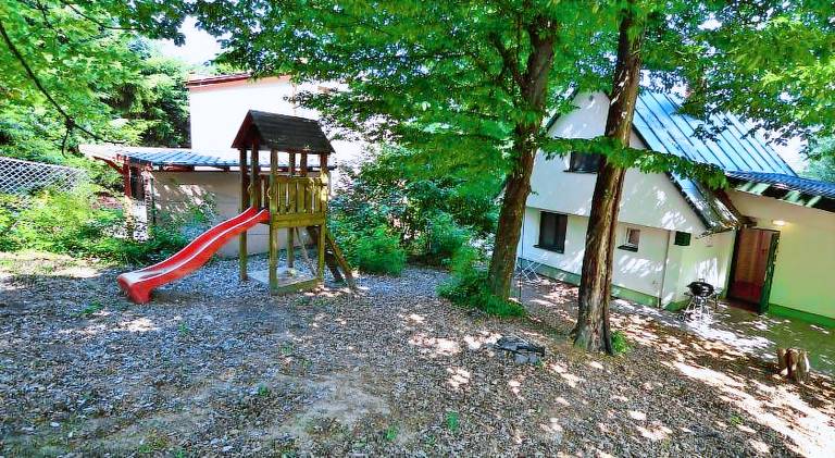 Lodge with yard, barbecue & terrace — photo 4