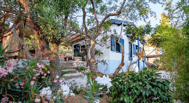 House with garden, patio & hot tub in Sète