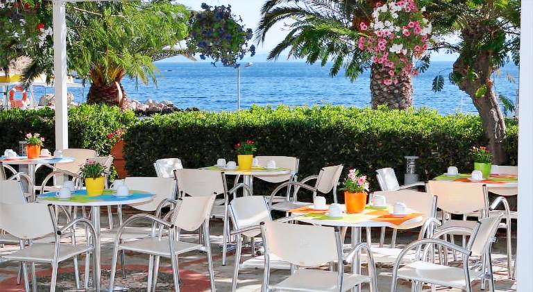 Serviced apartment with yard, terrace & pool in Chios