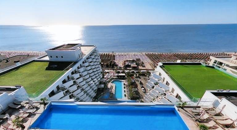 Holiday apartment with hot tub & pool — photo 4