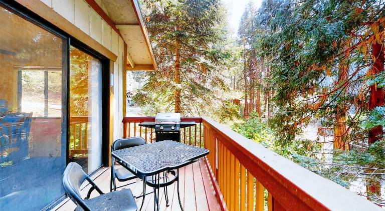 Vacation home with patio & barbeque — photo 5