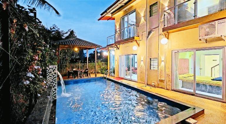 Bungalow with BBQ, private pool & yard — photo 3