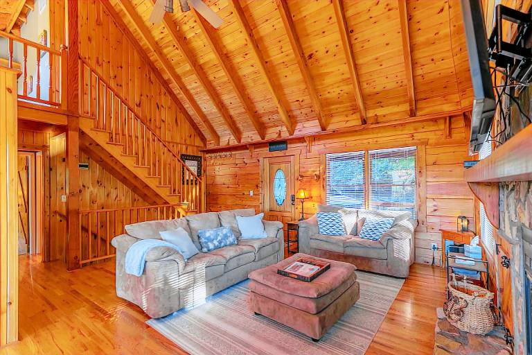 Whispering Ridge Retreat - 7 mins. to downtown Boone, hot tub, great views, pool table! — photo 5