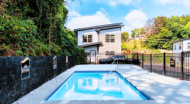 Dotin' on Dolly - Charming 4BR Cabin Hot Tub, Pool, Foosball & Arcade — photo 4