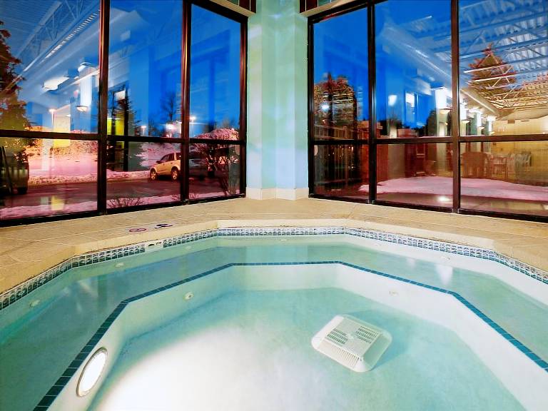 La Quinta Inn & Suites by Wyndham Madison American Center — photo 4