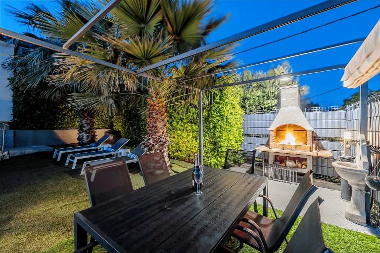 Children-friendly villa with private pool, barbeque & patio | City view | Pets allowed — photo 4