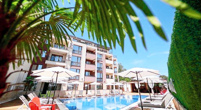 Serviced apartment with garden, private pool & grill in Obzor