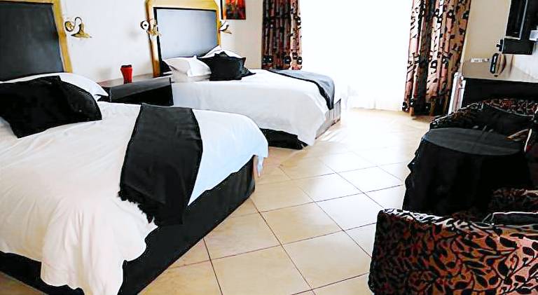 Lodge with yard & pool in Pretoria