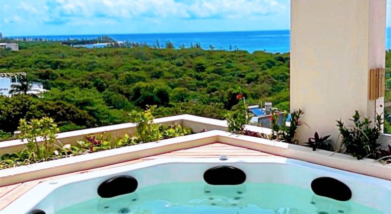 Rental apartment with hot tub & pool — photo 3