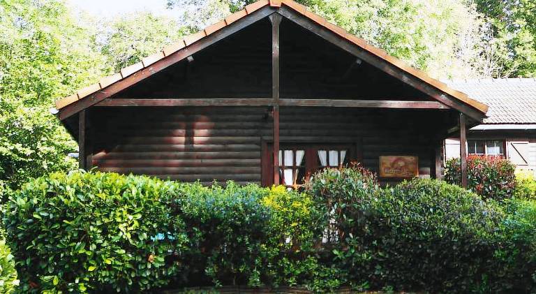 Nice lodge with garden, BBQ & pool | Pet-friendly in Gueret