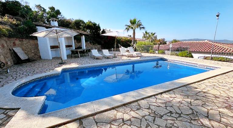 Villa with patio, BBQ & private pool | Suitable for remote work — photo 2