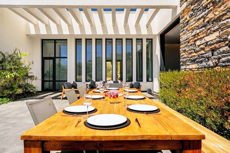 Villa with yard, BBQ & hot tub — photo 5