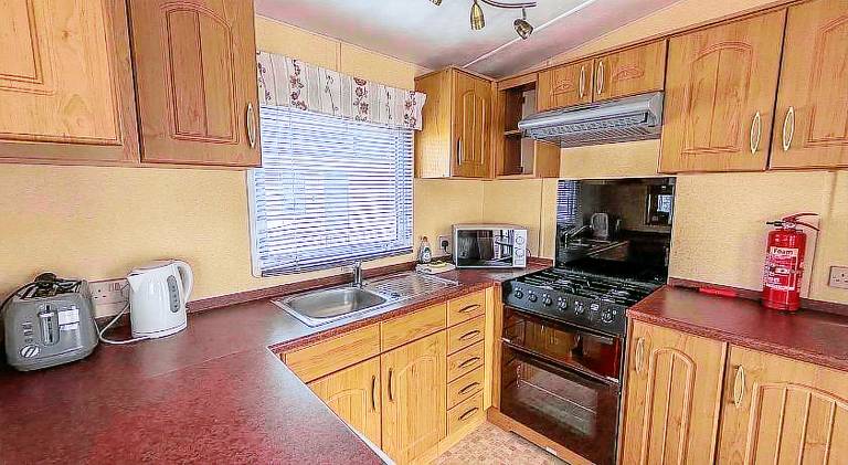 Superb Dog Friendly Caravan With Decking In Hunstanton In Norfolk Ref 13010L — photo 4