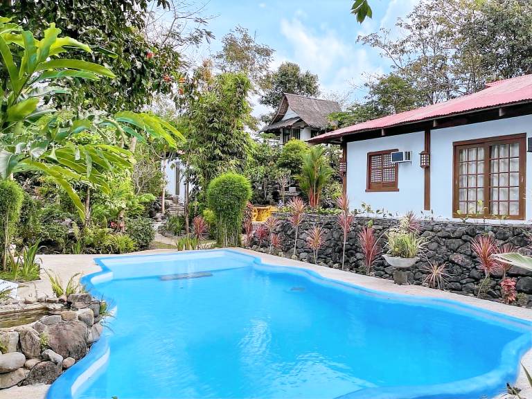 House with pool, jacuzzi & yard in Morong