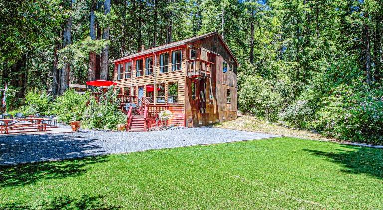 House with hot tub | Pets are welcome — photo 4