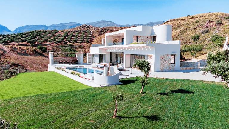 Villa with yard, jacuzzi & grill — photo 2
