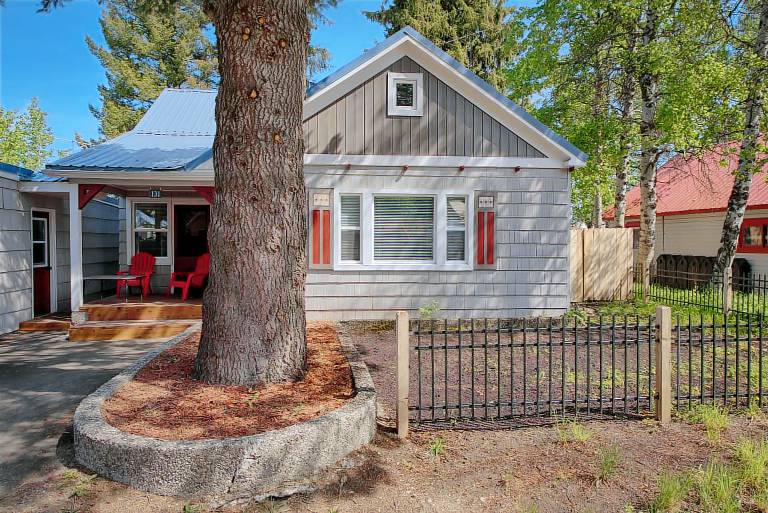Park Street Cottage - downtown, fenced yard, hot tub - walk to Lake, restaurants, bars, & shopping — photo 3
