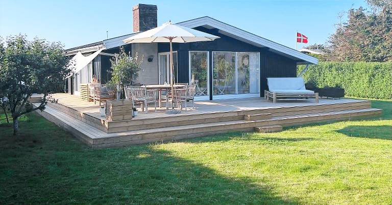 House with garden, patio & barbeque — photo 2