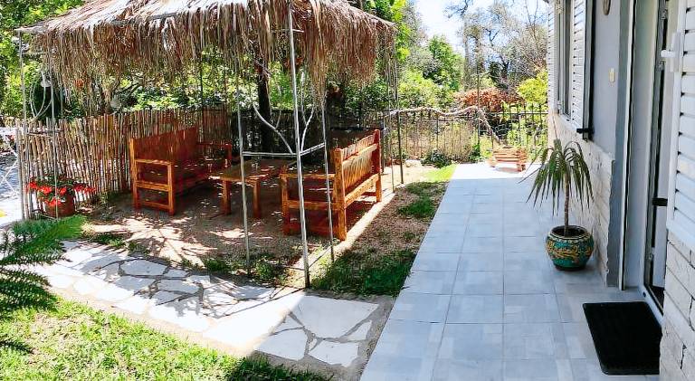Rental apartment with yard & barbeque — photo 5