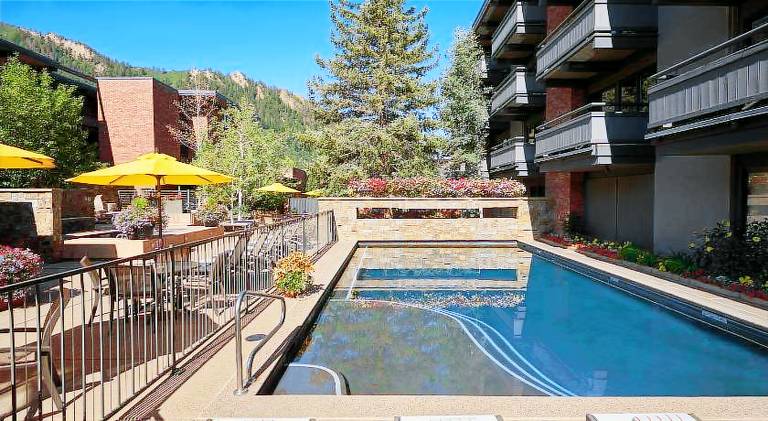 Family-oriented nice serviced apartment with pool, BBQ & garden | Ski nearby | Pet-friendly — photo 4