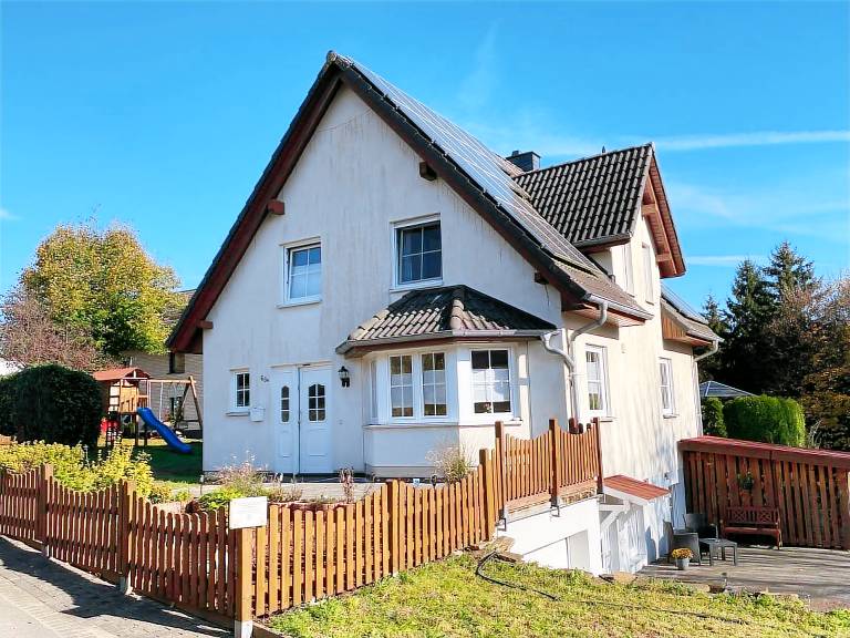 Family-friendly nice vacation home with patio, barbecue & garden | Garden view | Dogs allowed — photo 2