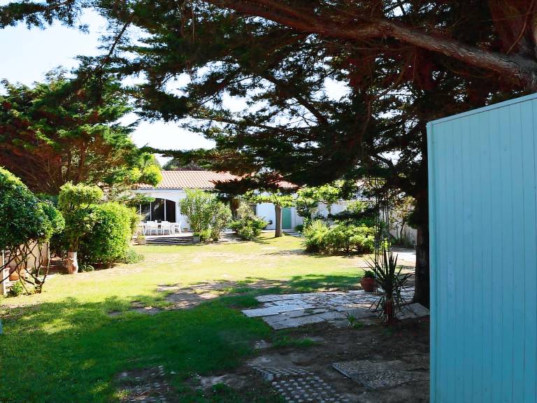 House with terrace, barbeque & yard — photo 2