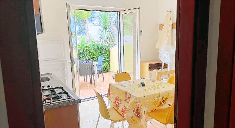 Serviced apartment with yard & patio — photo 4