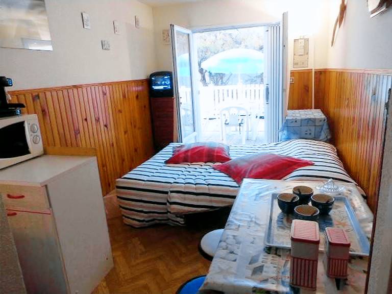Seaside Studio with Terrace, 3 Sleeps, Beach Nearby, Parking Included — photo 5