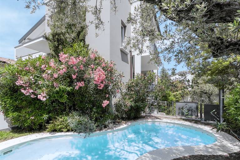 Rental apartment with terrace & pool | City view — photo 4