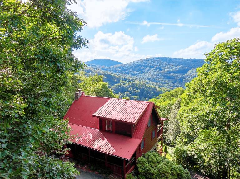 Whispering Ridge Retreat - 7 mins. to downtown Boone, hot tub, great views, pool table! — photo 2