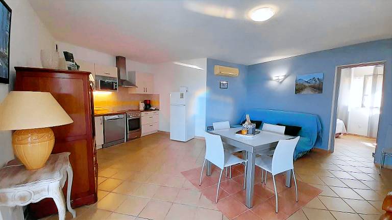 Rental apartment with garden & BBQ | Garden view — photo 3