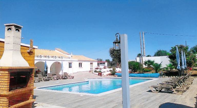 Holiday apartment with BBQ, yard & private pool in Albufeira